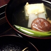 近又 - もちもちのヨモギ豆腐。上にのっている柚子のあられも自家製。