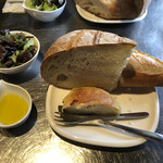 ラスティコフォー - ランチセットのパンとサラダ（オリーブオイル）