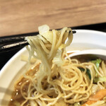 にぃしょうわぁしょう - 細い麺。もともと量が多い上に、すぐにスープを吸ってどんどん増殖していきます。味は割と好きでした