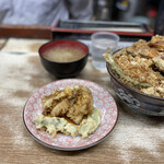 豊野丼 - 別皿河豚天ぷら¥600、味噌汁¥100