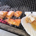 喰い処 鮭番屋 - 好きな海鮮を炭火で焼いてくれます