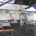 喰い処 鮭番屋 - テントの店内