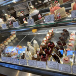 Un Petit Paquet - 真ん中の白くて雲が乗っているみたいなケーキ、フロマーズクリュはスイーツ食べロガーの中でも評価が高いチーズケーキなんです