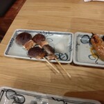 Ganso Yakitori Kushi Hacchin - しいたけとつくね。つくねは198円