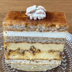 Un Petit Paquet - キャラメルバニーユ　アーモンドのダックワーズに、キャラメリゼしたクルミとキャラメルクリーム、バニラクリームを重ねました