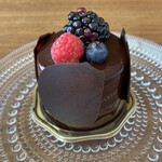 Un Petit Paquet - ショコラ・フリュイテ　チョコレートムースの中に フランボワーズ、ブラックベリーを入れ、ベリーを飾って仕上げました