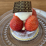 Un Petit Paquet - タルト・フレーズ　イチゴタルト　シナモン風味のタルトにフランボワーズジャム、カスタードクリーム、生イチゴ