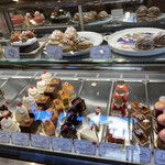 Un Petit Paquet - サンタさんが付いたプティガトーもあります