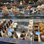 Un Petit Paquet - 左端の深紅のケーキ、スーボワも娘のお気に入り