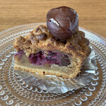 Un Petit Paquet - 栗タルト　カシスでアクセントをつけた栗のタルトに栗の渋皮煮を丸ごと乗せた、秋限定(?)のリッチなタルト