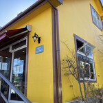 Un Petit Paquet - 建物は真黄色！！