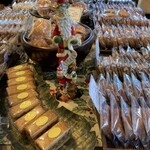 Un Petit Paquet - 焼き菓子の中に佇むサンタ