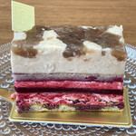 Un Petit Paquet - ディアボロ　マロングラッセ入りの栗クリームに、フランボワーズのバタークリーム、カシスとフランボワーズのジュレを重ねました