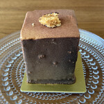 Un Petit Paquet - カサブランカ：濃厚なバイニラとコーヒームース、コーヒシロップをたっぷり染込ませたスポンジを重ねました。