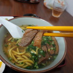 かぶさ食堂 - 八重山そばの特徴は刻んだ豚肉とかまぼこがはいります(22-12)