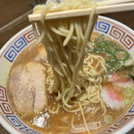 丸美商店 - 中華そば［麺持ち上げ］。