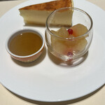 グラスコート - デザート　りんごのコンポート　黒糖プリン