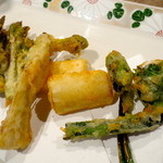 柳家 - 山菜天婦羅（天然たらめ、こごみ、山独活）