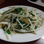 鶴亀 - ニラともやし炒め 350円(税込)(2022年12月28日撮影)