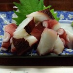 鶴亀 - タコのぶつ切り 450円(税込)(2022年12月28日撮影)