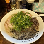 一閃閣 - 長浜ラーメン チャーシュー&ネギトッピング