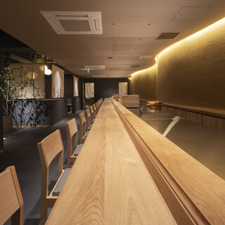 圧巻のカウンター席で職人の技を楽しむ