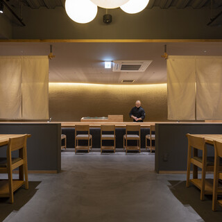 カウンター全18席