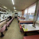 Kurumaya Ramen - 店内は長いカウンター、テーブル、入り口左側には小上がりもあり広めです
