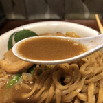 ラーメン 雷 東京本丸店 - スープ