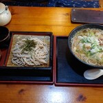 手打ちめん処　堀川 - ●牛もつ蕎麦　1,180円
            
            それだけでは足りない？（笑）ので
            蕎麦の実力を味わう為に
            
            ●ざる蕎麦　690円
            
            を注文した。
            
            一気に出てきたので掛け蕎麦を先に頂く事に、、、