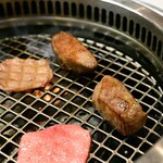 焼肉 拍手喝采 - 表面炙って！かなりジューシーな感じ！