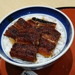 あつた蓬莱軒 - うなぎ丼特上、上に４切れ、中に２切れ