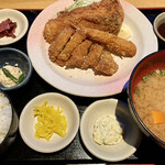 北の味紀行と地酒 北海道 - ミックスフライ(鶏、海老、鮭)定食　鮭が大きく脂のっており食べ応え◯ お味噌汁は鰤入り