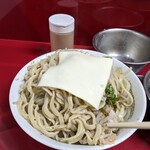 ラーメン二郎 - チーズを乗せる・・・