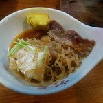 菊乃家本店 - 牛肉豆腐をよそって