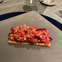 malca - マグロのタルタル、下にはプルスケッタ
                    マグロはやま幸のもので、突先、脳天、尾の身を使ってるそうです。