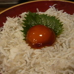 Akabee - じゃこ飯　醤油漬けの卵黄を混ぜてお召し上がり下さい