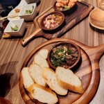 グリルキング - アヒージョ３種とバケット  手前から砂ズリ ベーコン 明太子