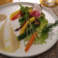 ヤマガタ サンダンデロ - 山形野菜のバーニャカウダ。珍しい山形産野菜も盛り沢山。新鮮な野菜が魚醤とカリフラワーのピューレでさらに味わい深く。