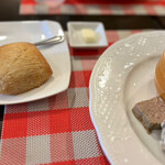ビストロ デ トロワ - ◆パン‥焼きたてのパンは、小さめですが
      2つまでいただけます。フランスより輸入したパンを、焼いて提供してくださってます！
      バターも美味しい♡