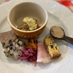 ビストロ デ トロワ - 相変わらず素晴らしい
      ◆前菜盛り合わせ
      ・スペルト小麦という古代小麦のサラダにカツオのオイル漬けを乗せたもの
      ・豚肉のリエット
      ・ケークサレ
      ・豚もも肉のハム
      ・ニンジンのラペットサラダ
      