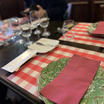 ビストロ デ トロワ - テーブルウェアは、
      すっかりクリスマスモードで、オシャレ♡