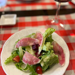 ビストロ デ トロワ - ◆ サラダ‥新鮮なレタスやミニトマト、シャキシャキ紫大根に
      ビーツのサラダは、シンプルなフレンチドレッシングで。
      さっぱりいただけ、お口直しにも良いですね♪