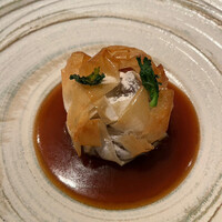 CORK - 本日の鮮魚クルート焼き　赤ワインソース欲しいクルート焼きとは、春巻きの皮のようなパリパリに包まれたお料理。皮が飛散するけど、ソースと絡めて絶品！！