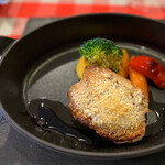 ビストロ デ トロワ - ◆お肉のメイン料理‥今回選びましたのは
      鳥取県産大山鶏のもも肉
      ディジョン産粒マスタードのパン粉焼き
      
      外はさっくり香ばしく、中は柔らかジュージーに焼かれています。