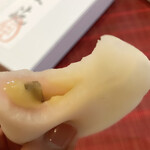 川端道喜 - 鮎に見立てたゴボウと白みそを紅白餅で
                                包んであります。ほんのり桃色が可愛い…
                                ひと口食べると、柔らかい餅の食感と
                                上品な発酵の香りが広がります。