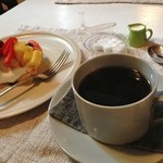 ヤマモト - フルーツのタルトとコーヒー