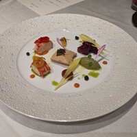 Local Gastronomy SINFONIA - オマール海老と冷たいムースリーヌ グリーン オリーブと松の実のクネルパプリカのクーリ
                      