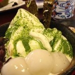 抹茶パウダーがかかったソフトクリームパフェ