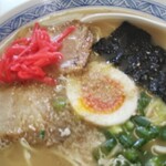 丸徳ラーメン - 紅生姜とゴマでカスタマイズ